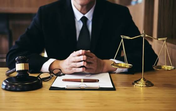 محامٍ يراجع مستندات قانونية